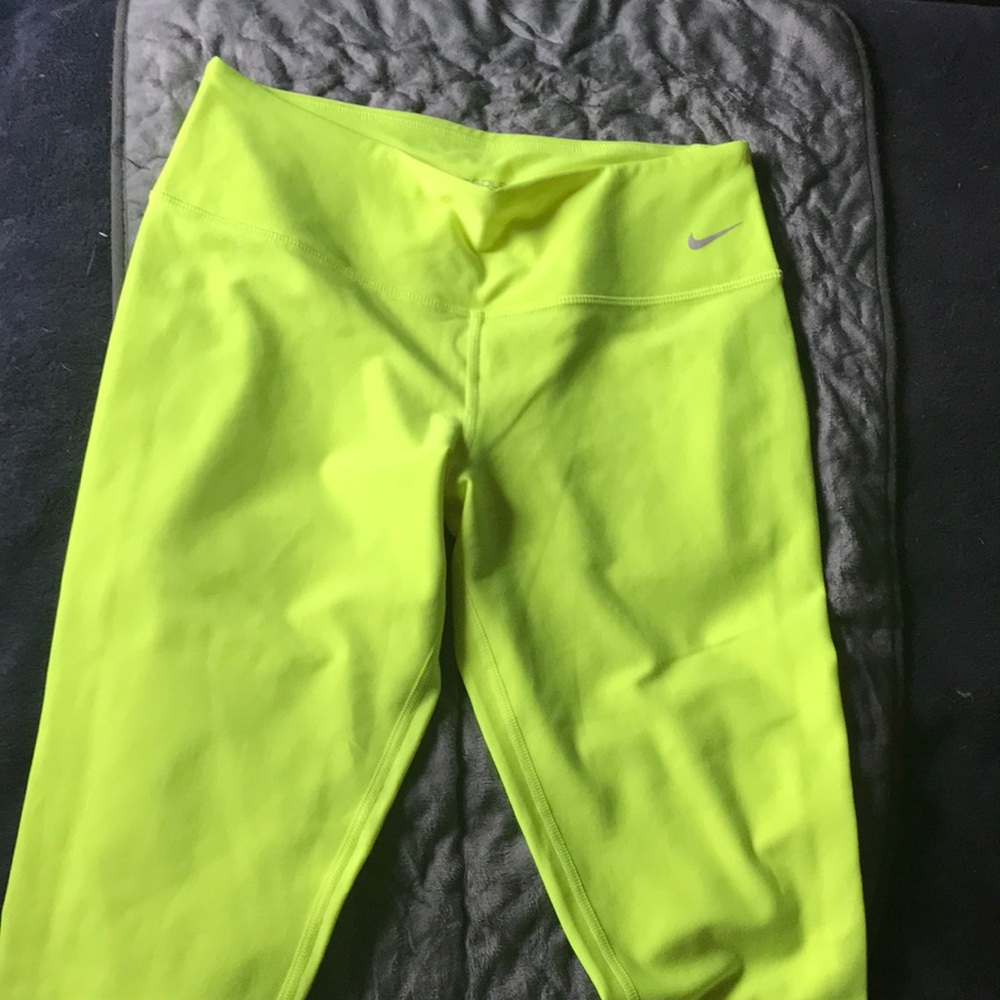 These are bright neon Nike ladies size
Small